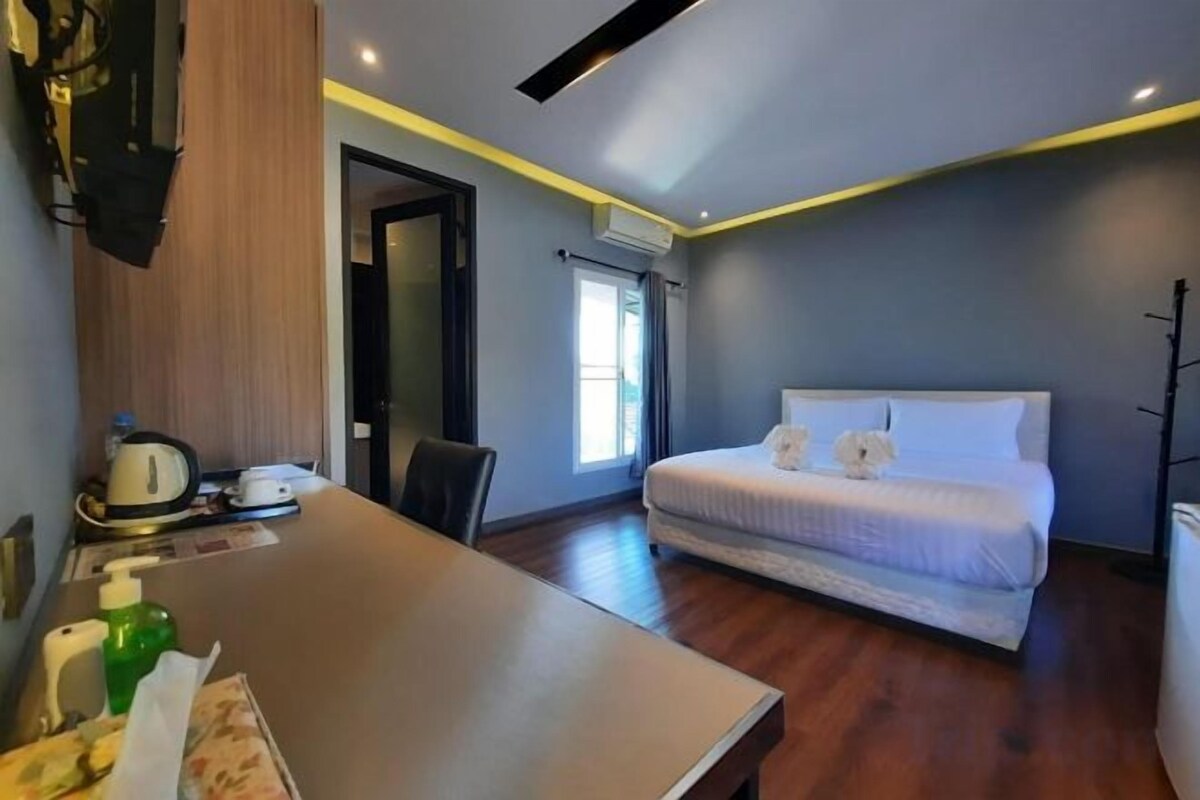 In-room safe, WiFi (free)
