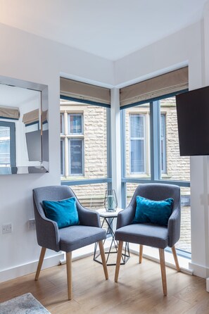 42-inch flat-screen TV with digital channels, Smart TV, Netflix - Kspace Serviced Apartments Leeds (Leeds)