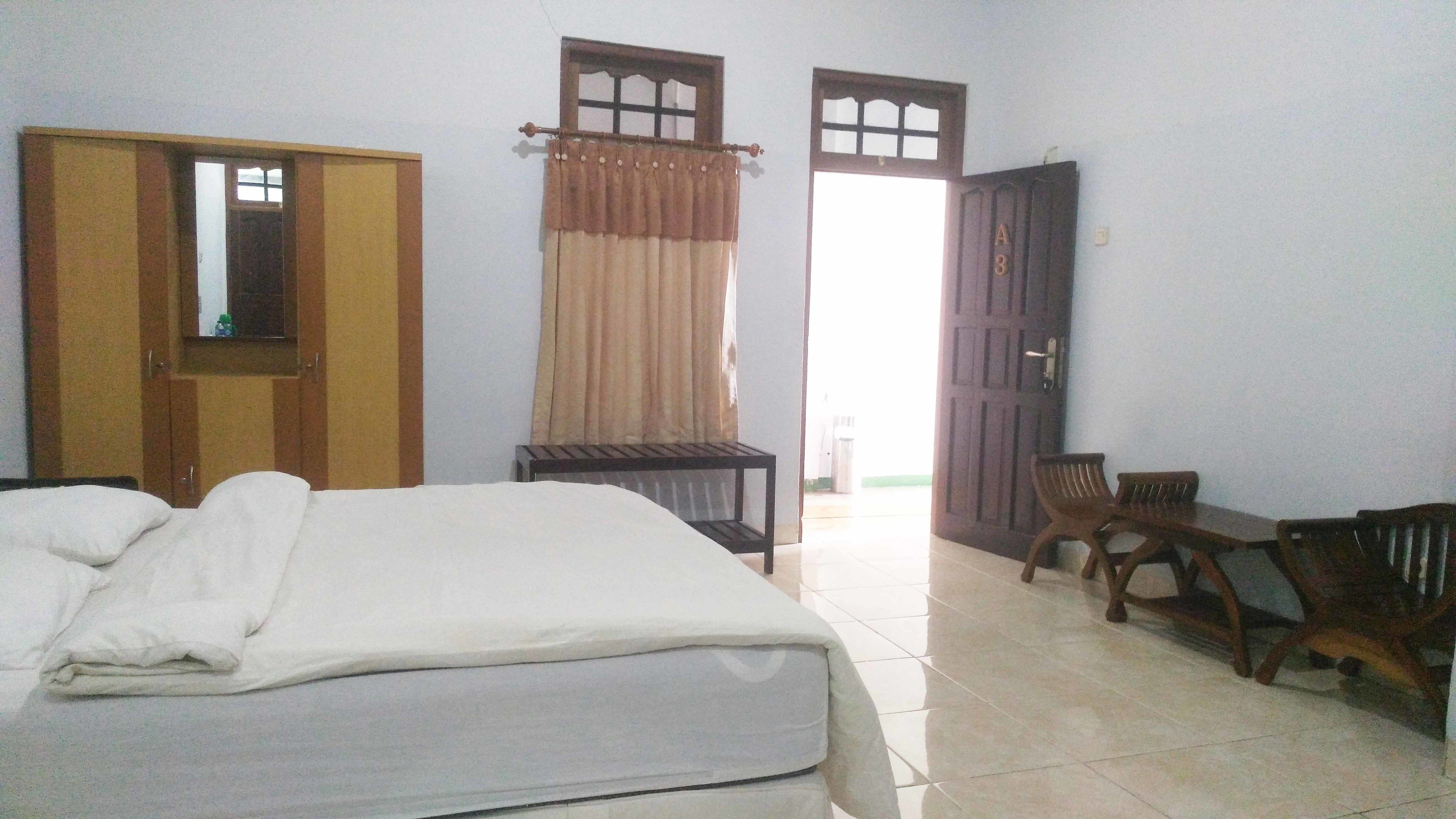 办公桌、免费 WiFi、床单