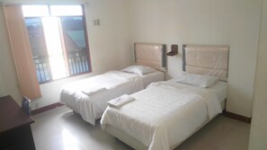 办公桌、免费 WiFi、床单