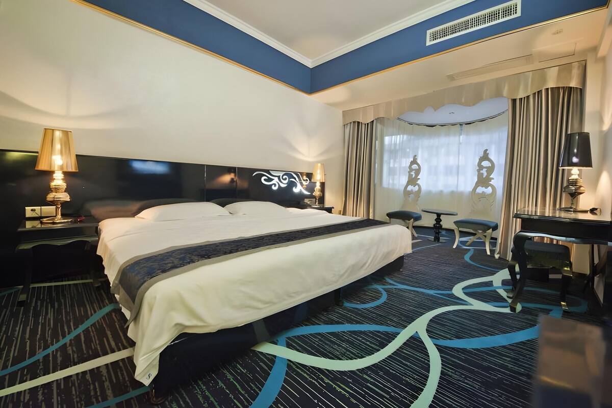 Deluxe kamer, 1 kingsize bed | Een bureau, verduisterende gordijnen, gratis wifi