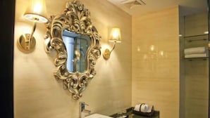Shower, free toiletries, hair dryer, slippers - Sapphire Hotel Guilin (Guilin)