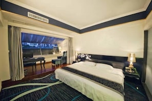 Quarto luxo, 1 cama King | Escrivaninha, cortinas blackout, Wi-Fi de cortesia