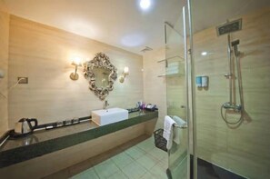 Shower, free toiletries, hair dryer, slippers - Sapphire Hotel Guilin (Guilin)
