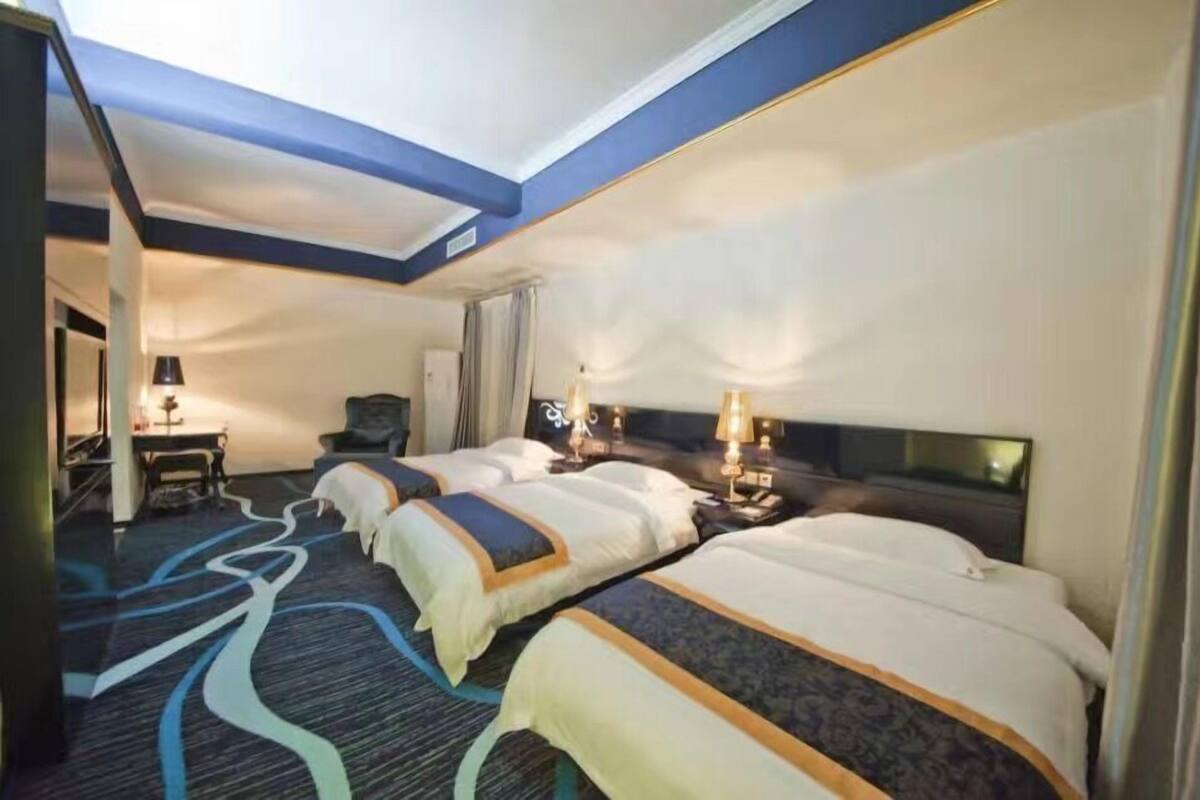 Triple Room | Desk, blackout drapes, WiFi (free)