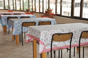 Her gün ücretsiz yerel tarzda kahvaltı