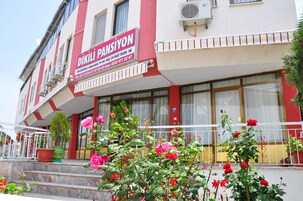 Konaklama yerinin ön cephesi