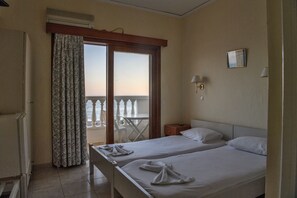 Habitación con 1 cama matrimonial o 2 individuales, vista al mar | Minibar y tabla de planchar con plancha