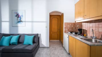 Fridge, stovetop, coffee/tea maker, electric kettle