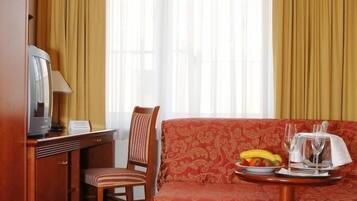 Family Room | Minibar, desk, free WiFi