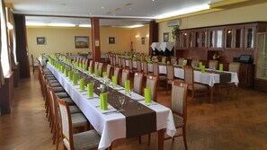 Serveert ontbijt, lunch, diner, lokale en internationale gerechten 