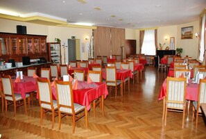 Free daily buffet breakfast  - Hotel Zvezda (Murska Sobota)
