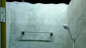 Bathroom shower - White Jail Hostel (Koh Tao)