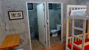 6-Bed Mixed Dormitory  | Baño | Regadera, amenidades de baño gratuitas, toallas 