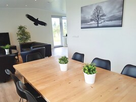 Family House, 4 Bedrooms, Kitchen, Mountain View | In-room dining