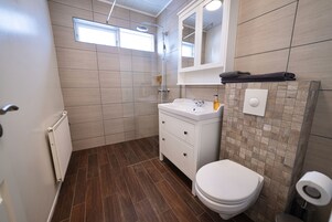 Family House, 4 Bedrooms, Kitchen, Mountain View | Bathroom