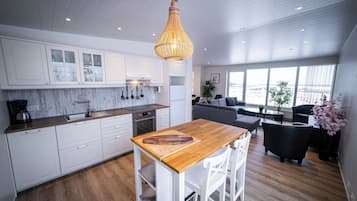 Rumah Keluarga, 4 kamar tidur, dapur, pemandangan gunung | Dapur pribadi | Lemari es besar, microwave, oven, dan kompor