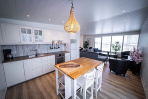 Family House, 4 Bedrooms, Kitchen, Mountain View | Private kitchen