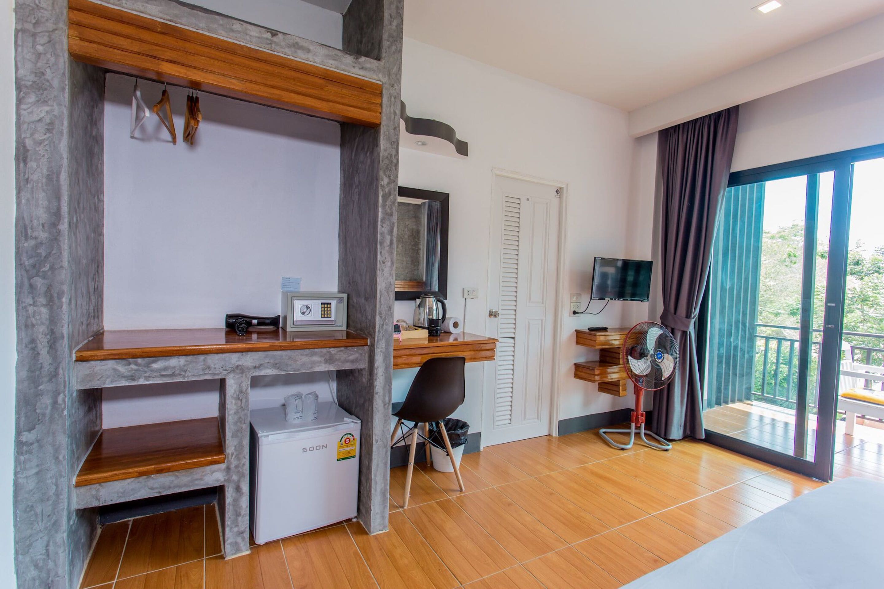 standard room, pool view | room amenity