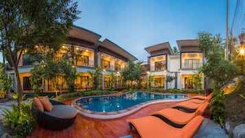 Outdoor pool, pool loungers