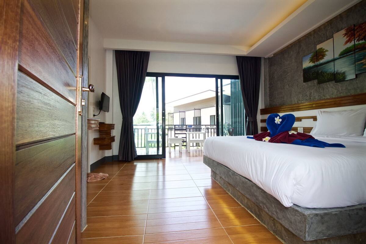 Standard Double Room, Pool View | Bar mini, peti besi dalam bilik, meja, langsir/tirai gelap terus 