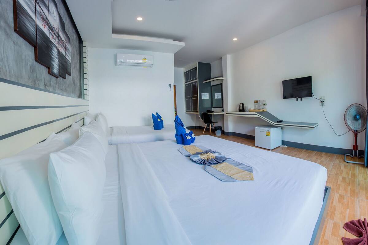 Family Room, Pool View | Bar mini, peti besi dalam bilik, meja, langsir/tirai gelap terus 