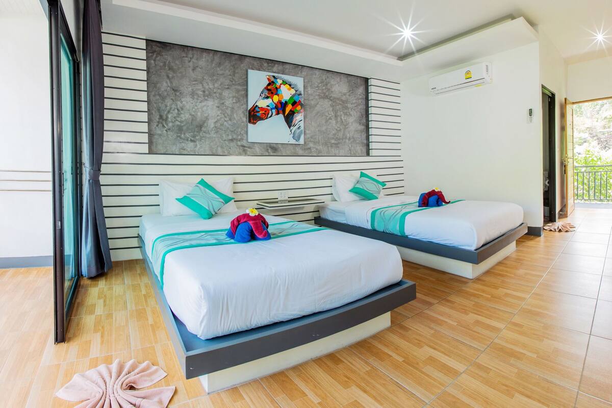 Superior Twin Room, Pool View | Bar mini, peti besi dalam bilik, meja, langsir/tirai gelap terus 