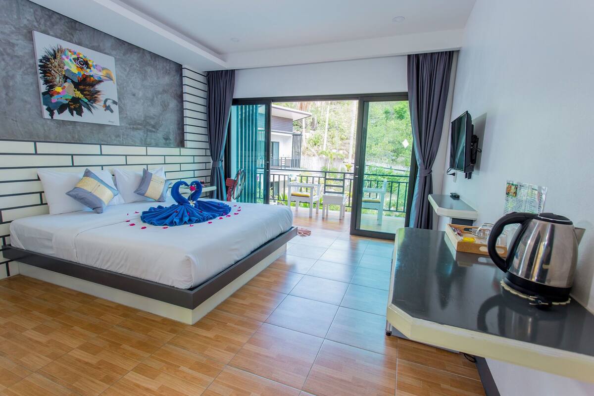 Superior Double Room, Pool View | Bar mini, peti besi dalam bilik, meja, langsir/tirai gelap terus 