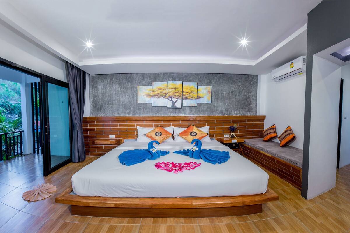 Deluxe Room, Pool View | Bar mini, peti besi dalam bilik, meja, langsir/tirai gelap terus 