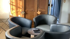 Wifi gratis, decoración personalizada y muebles diferentes 