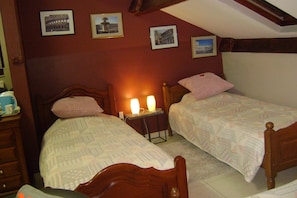 Kamar Quadruple Comfort, Beberapa Tempat Tidur, kamar mandi pribadi (Rome) | Didekorasi berbeda-beda dan dilengkapi dengan perabotan berbeda-beda