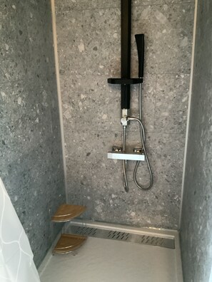 Comfort Quadruple Room, Berbilang Katil, Private Bathroom (Rome) | Bilik Mandi | Pancuran mandi, kelengkapan dandanan diri percuma, pengering rambut 