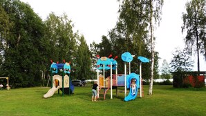 Un parque infantil con toboganes y estructuras para escalar.
