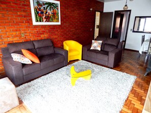 Apartamento família, 3 quartos | Sala de estar | TV de tela plana, lareira