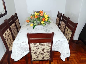 Apartamento família, 3 quartos | Opções para refeição no quarto