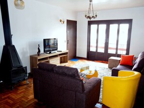 Apartamento familiar, 3 habitaciones | Sala de estar | Una televisión de pantalla plana, una chimenea