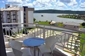 Apartamento, vista para o lago, ao lado do lago | Sacada
