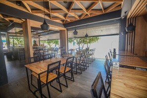 Breakfast, lunch, dinner served; local and international cuisine 