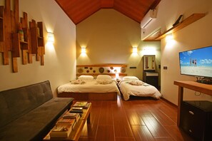 1 kamar tidur, minibar, dan didekorasi berbeda-beda