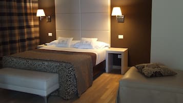 Double Room, Private Bathroom | Premium bedding, minibar, in-room safe, desk