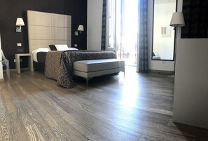 Roupas de cama premium, frigobar, cofres nos quartos, escrivaninha