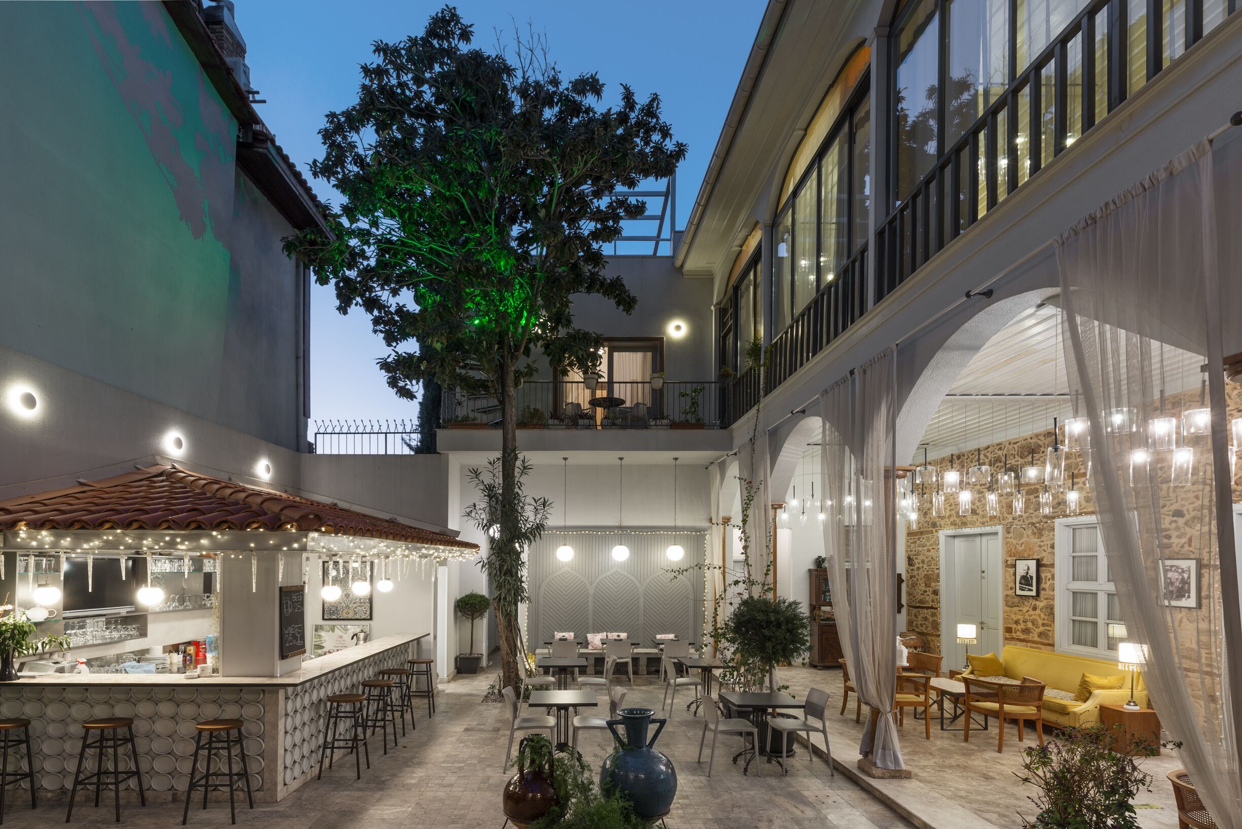 住宿正面 - 傍晚/夜晚