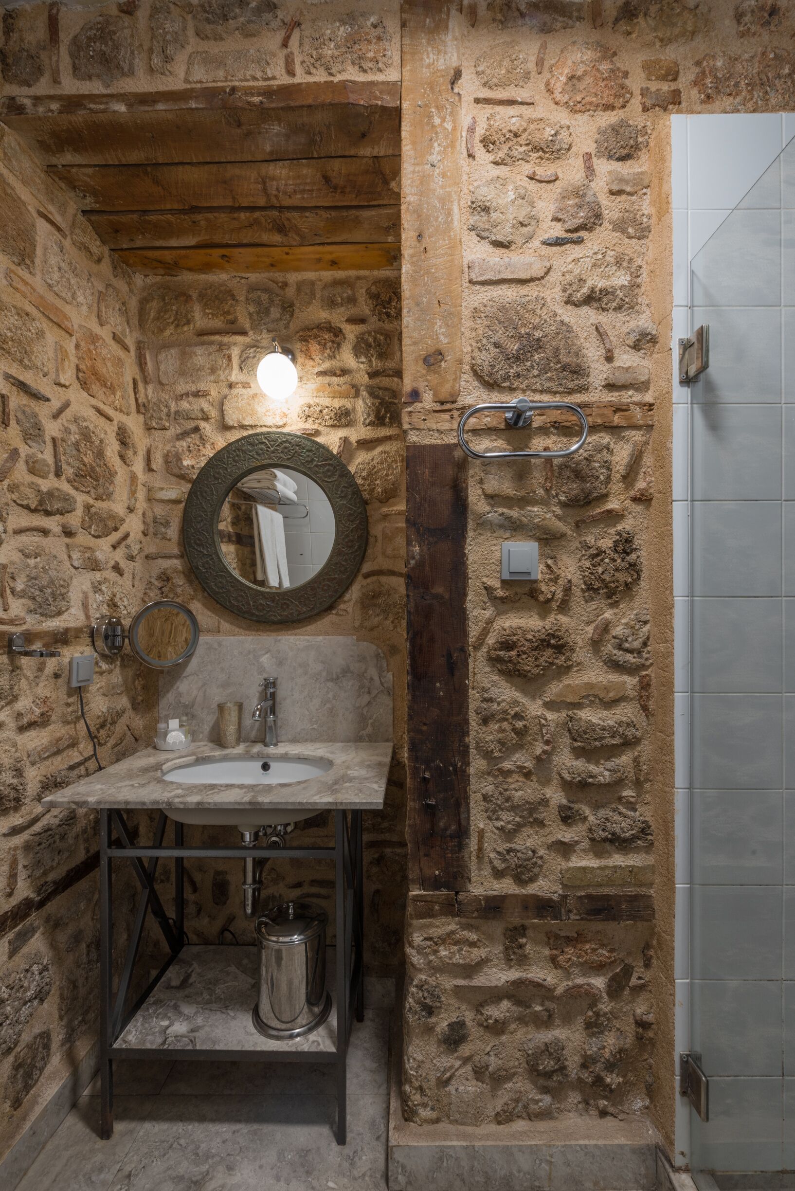 standard double room | bathroom sink