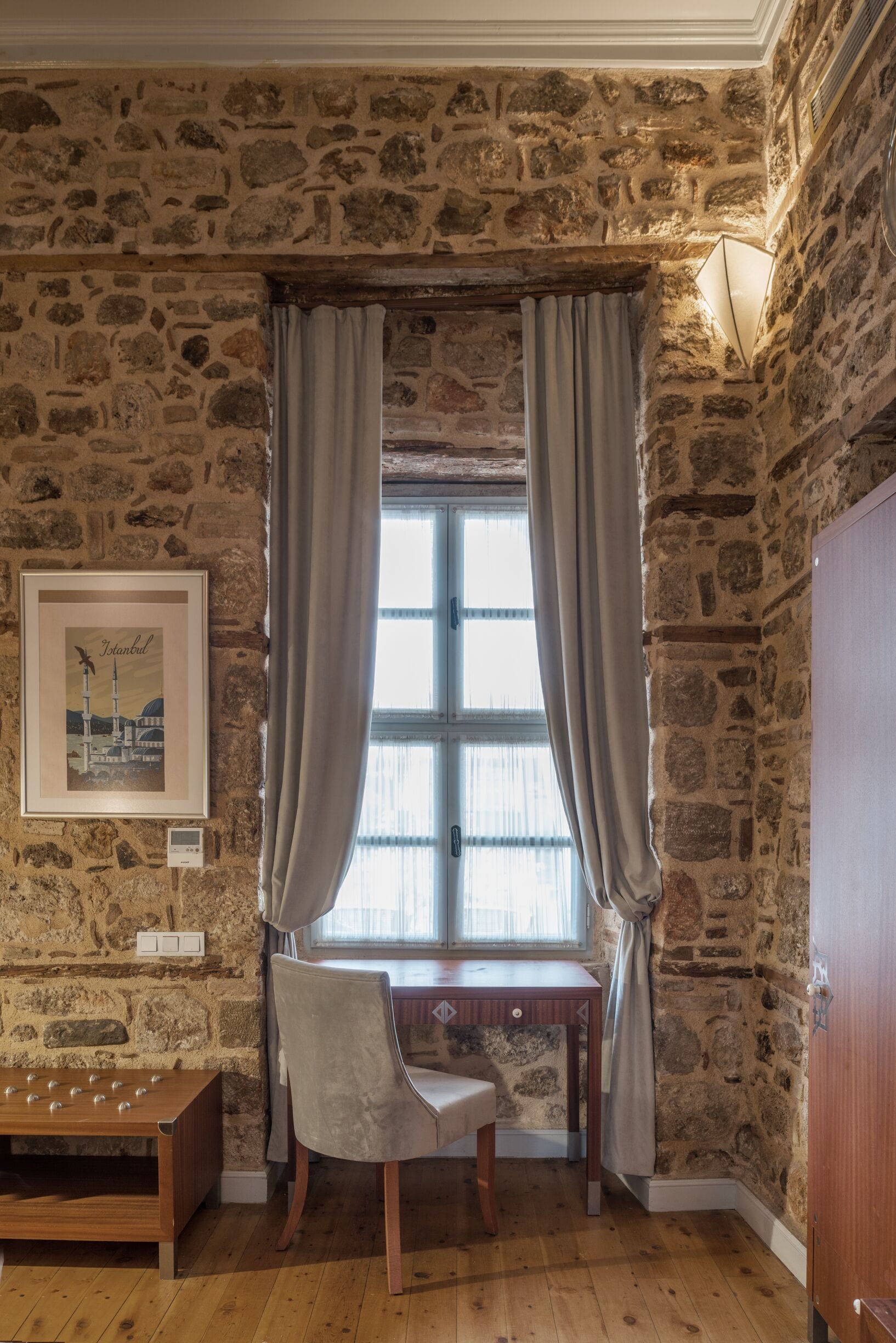 standard twin room, 1 bedroom | minibar, in-room safe, desk, iron/ironing board