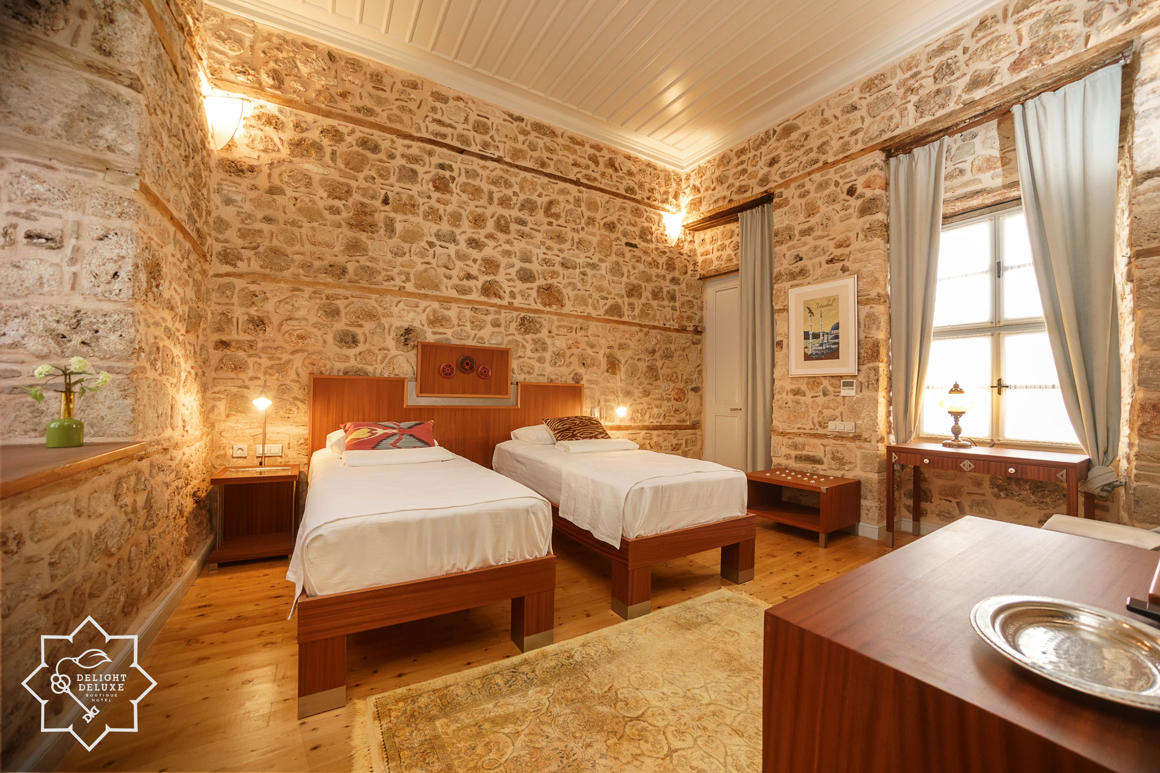 standard twin room, 1 bedroom | minibar, in-room safe, desk, iron/ironing board