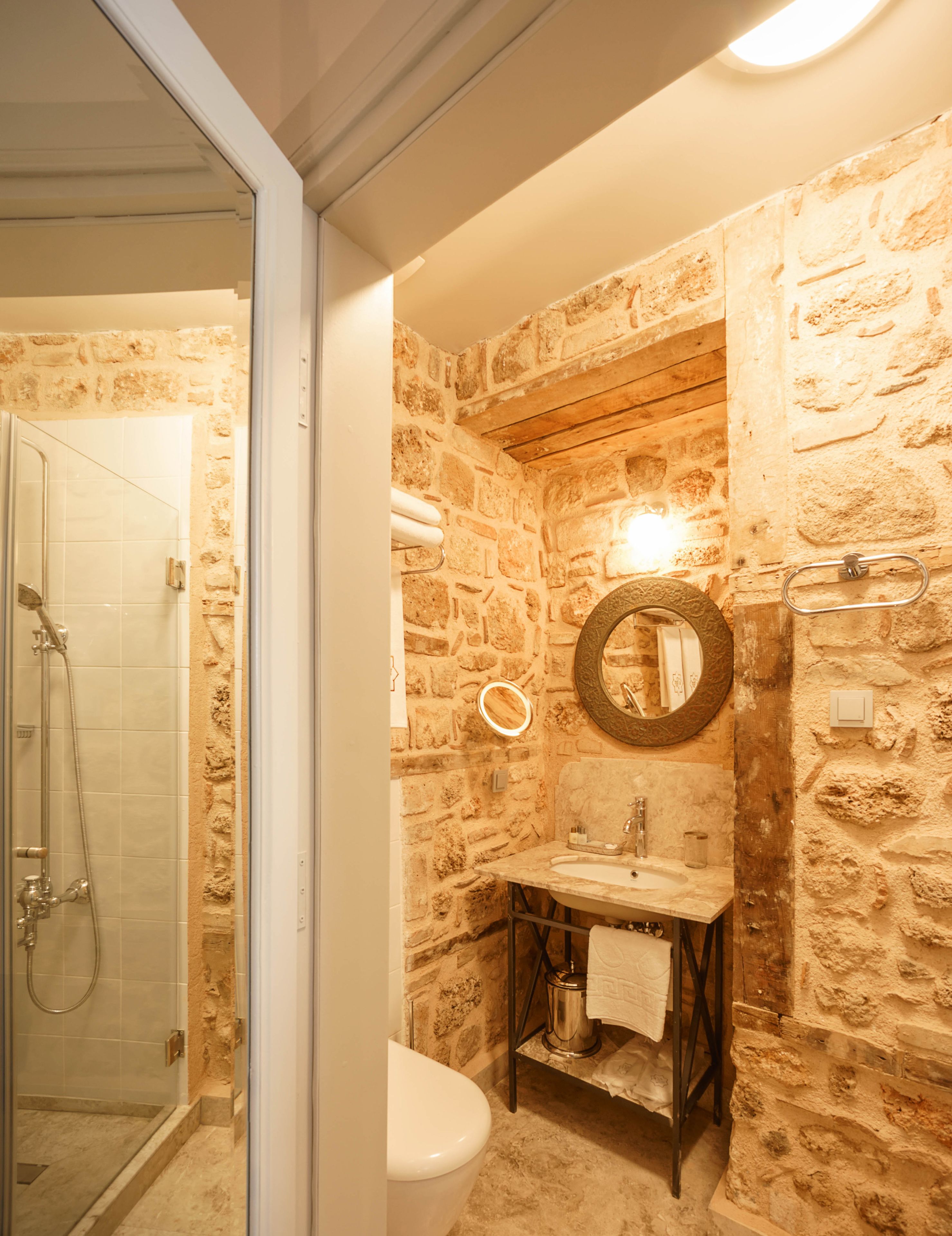 standard double room | bathroom | shower, free toiletries, hair dryer, slippers