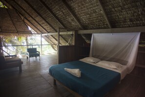 Familie tweepersoonskamer, gemeenschappelijke badkamer | Een kluis op de kamer, beddengoed