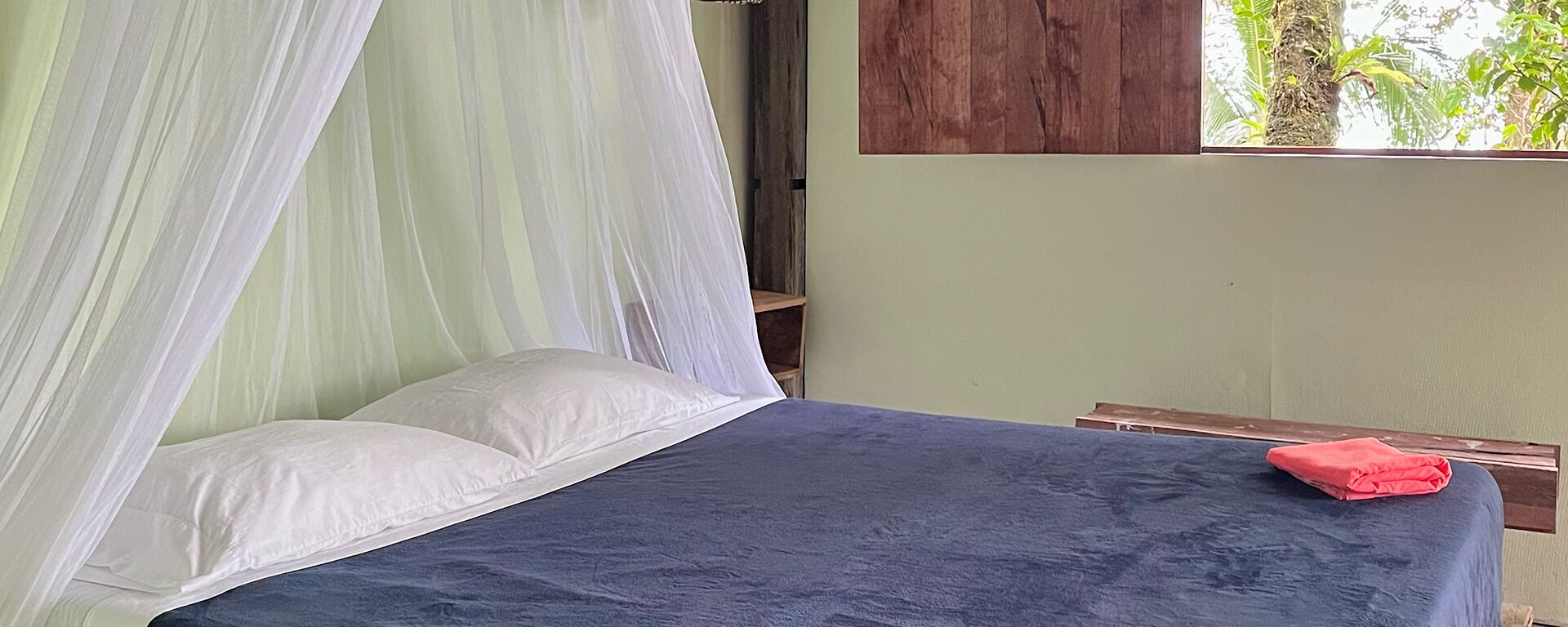 Caja de seguridad en la habitación y ropa de cama 