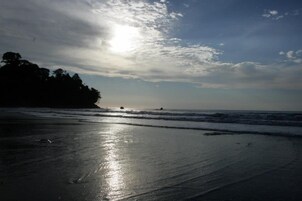 Playa privada, arena negra, toallas de playa, snorkel