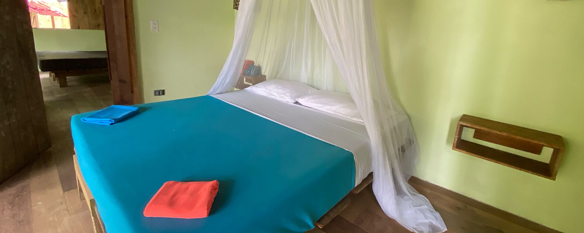 Caja de seguridad en la habitación y ropa de cama 